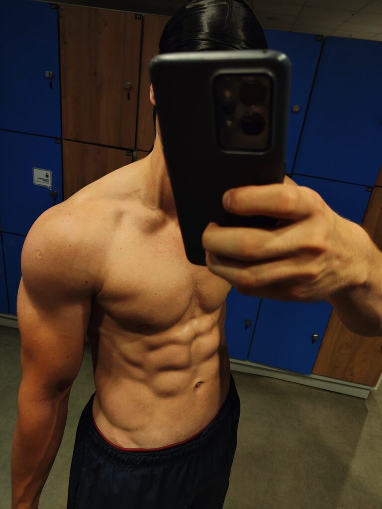 umięśniony Kamil robiący sobie zdjęcie