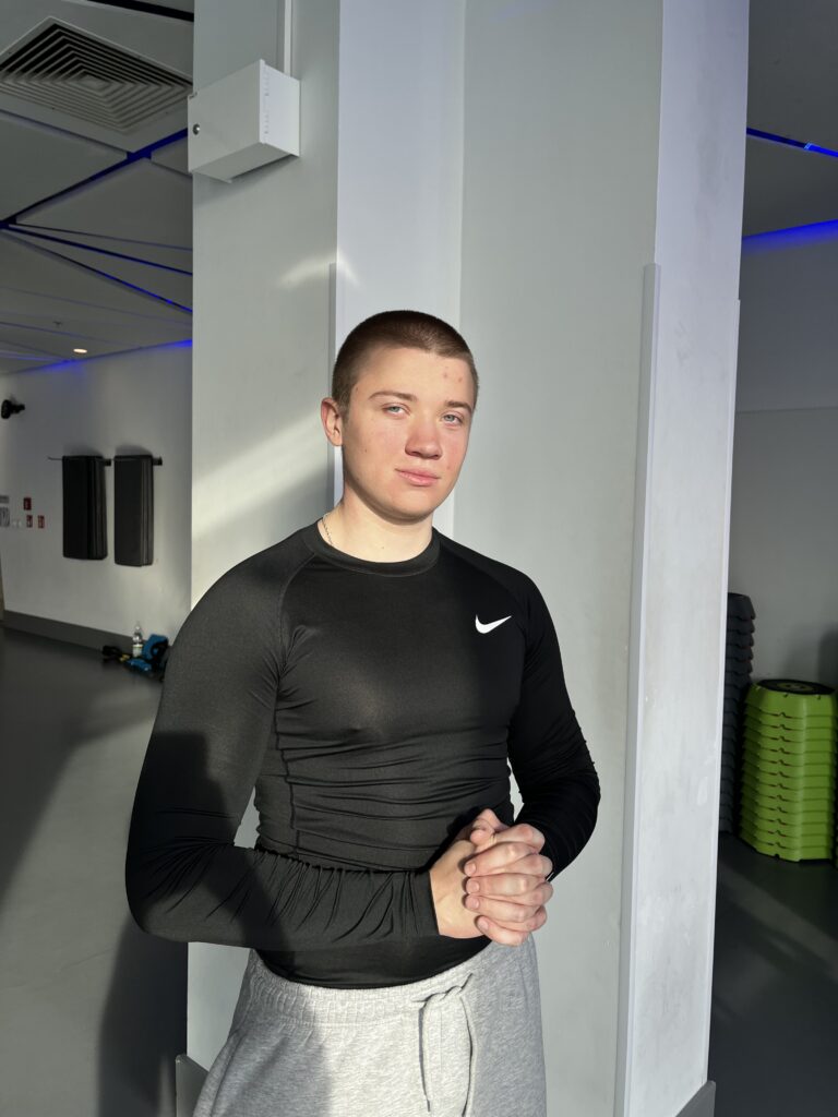 Trener personalny w CityFit Wiatraczna podczas sesji treningowej – Adrian Wyszomirski trener personalny Warszawa Praga-Południe | jak zacząć odchudzanie po 30 roku życia