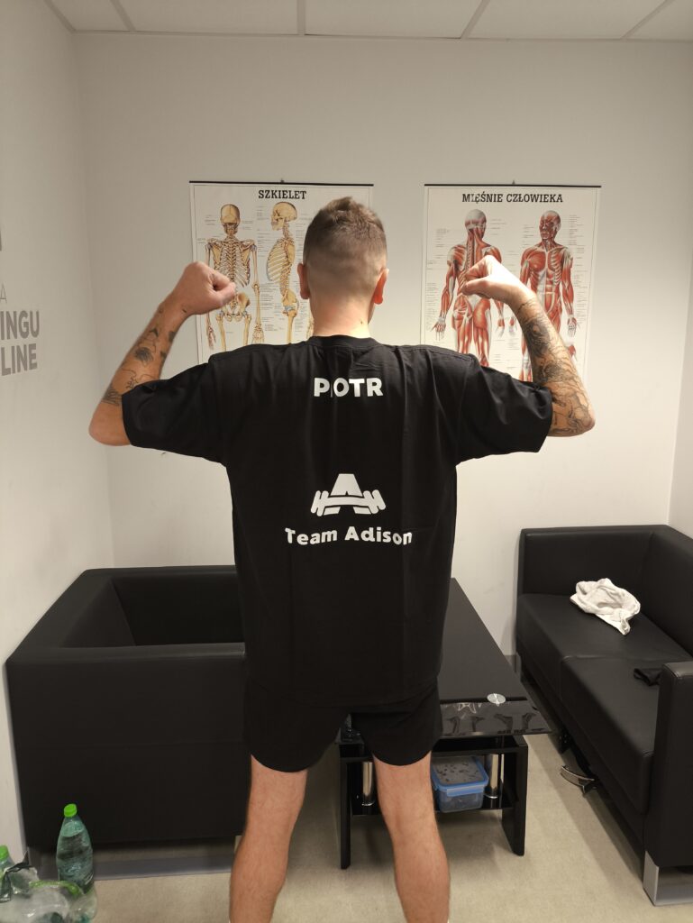 Pierwszy trening na siłowni – mężczyzna 30+ po pierwszych efektach w koszulce Team Adison w CityFit Wiatraczna
