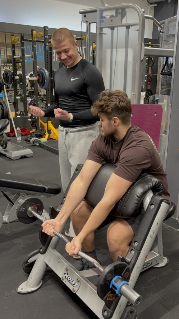 trening bicepsów na modlitewniku w CityFit Wiatraczna z trenerem personalnym Adrianem Wyszomirskim