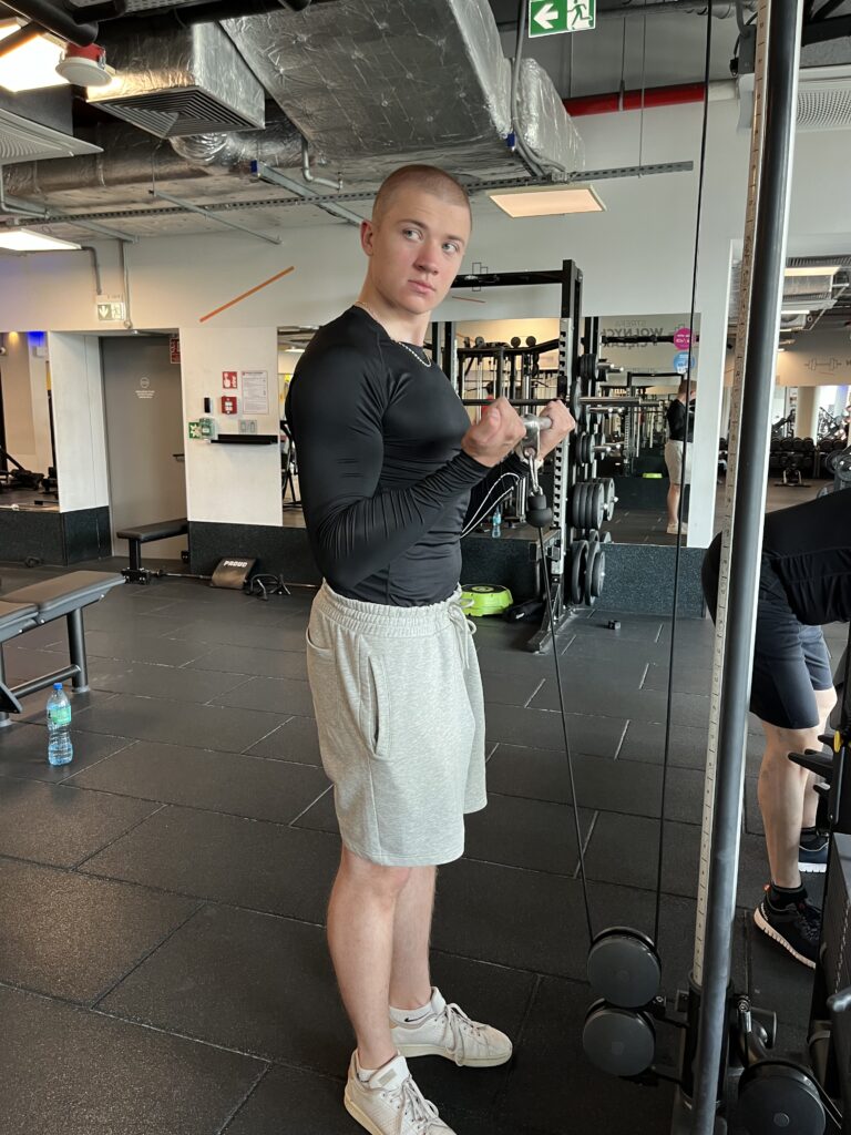 Trener personalny Warszawa Adrian Wyszomirski podczas treningu siłowego na siłowni CityFit Wiatraczna