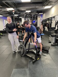 Read more about the article Trener personalny dla mężczyzn Wola – trening 1:1, redukcja, siła i forma