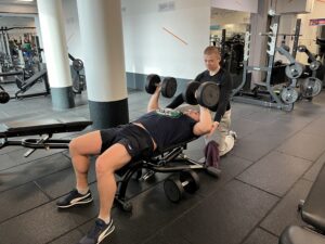 Read more about the article Trener personalny Rondo Daszyńskiego – treningi blisko centrum