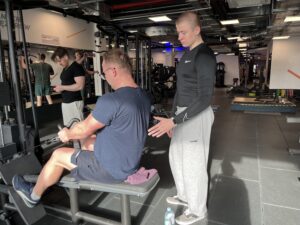 Read more about the article Dlaczego zaufać trenerowi personalnemu? – Moja wiedza, certyfikaty i to, co naprawdę stoi za efektami moich podopiecznych