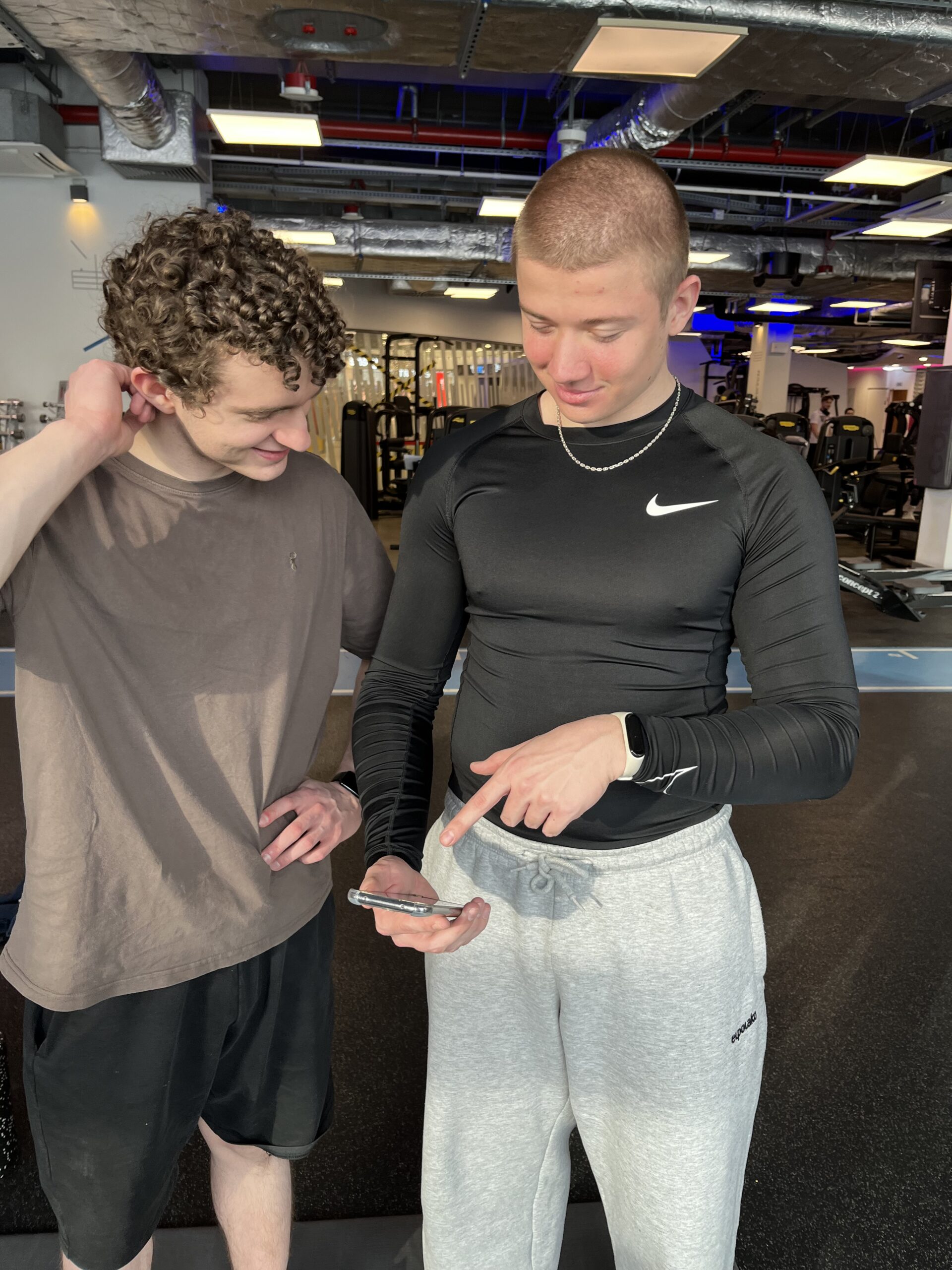 Read more about the article Adrian Wyszomirski – najlepszy trener personalny w Warszawie: moje 6 zasad, których nie łamię nawet w weekend