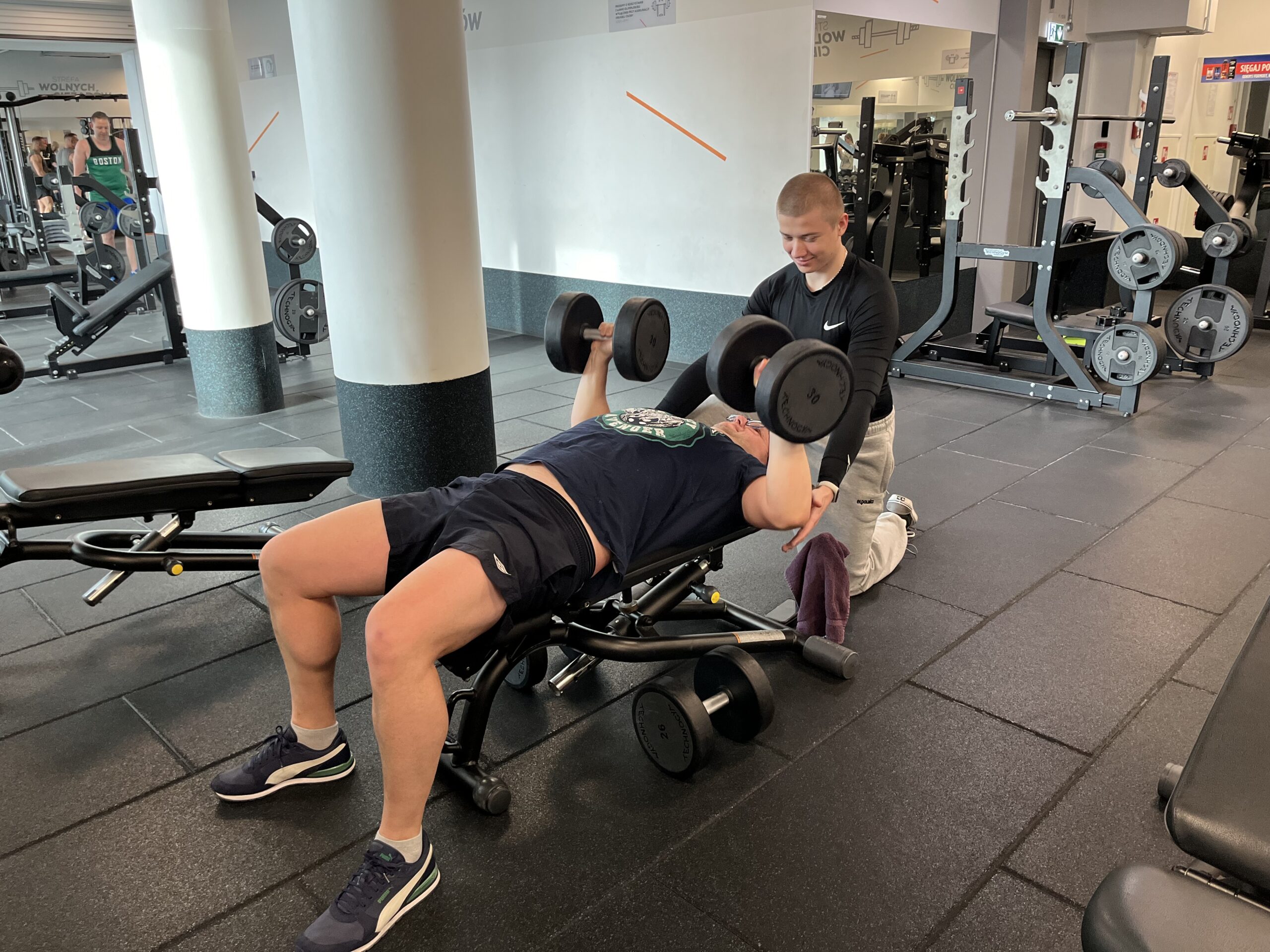 You are currently viewing Dlaczego mężczyźni po 30. szybciej tyją – i jak to zatrzymać (naukowo i praktycznie)