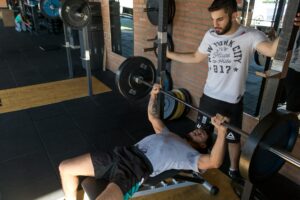 Read more about the article 🏋️‍♂️ Jak wybrać trenera personalnego w Warszawie (i na co uważać, zanim wydasz pierwsze 1000 zł)