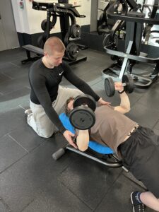 Read more about the article Ściąganie łopatek – kiedy robić, a kiedy unikać? | Adrian Wyszomirski