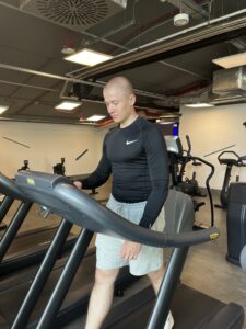 Read more about the article Jak przestać się objadać? 5 kroków, które zatrzymują napady jedzenia wieczorem