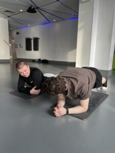 Read more about the article Ból pleców u mężczyzn po 30 – dlaczego wraca i jak go w końcu zatrzymać