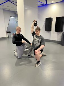 Read more about the article Jak wrócić do formy po 25 – bez cardio, diet cud i zapierdolu