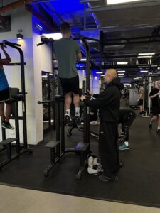 Read more about the article 5 oznak, że Twój brzuch to nie tłuszcz – tylko styl życia, który Cię niszczy