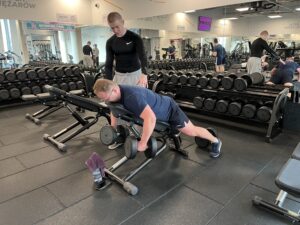 Read more about the article FBW dla facetów 25+ – najprostszy system treningowy, który działa zawsze