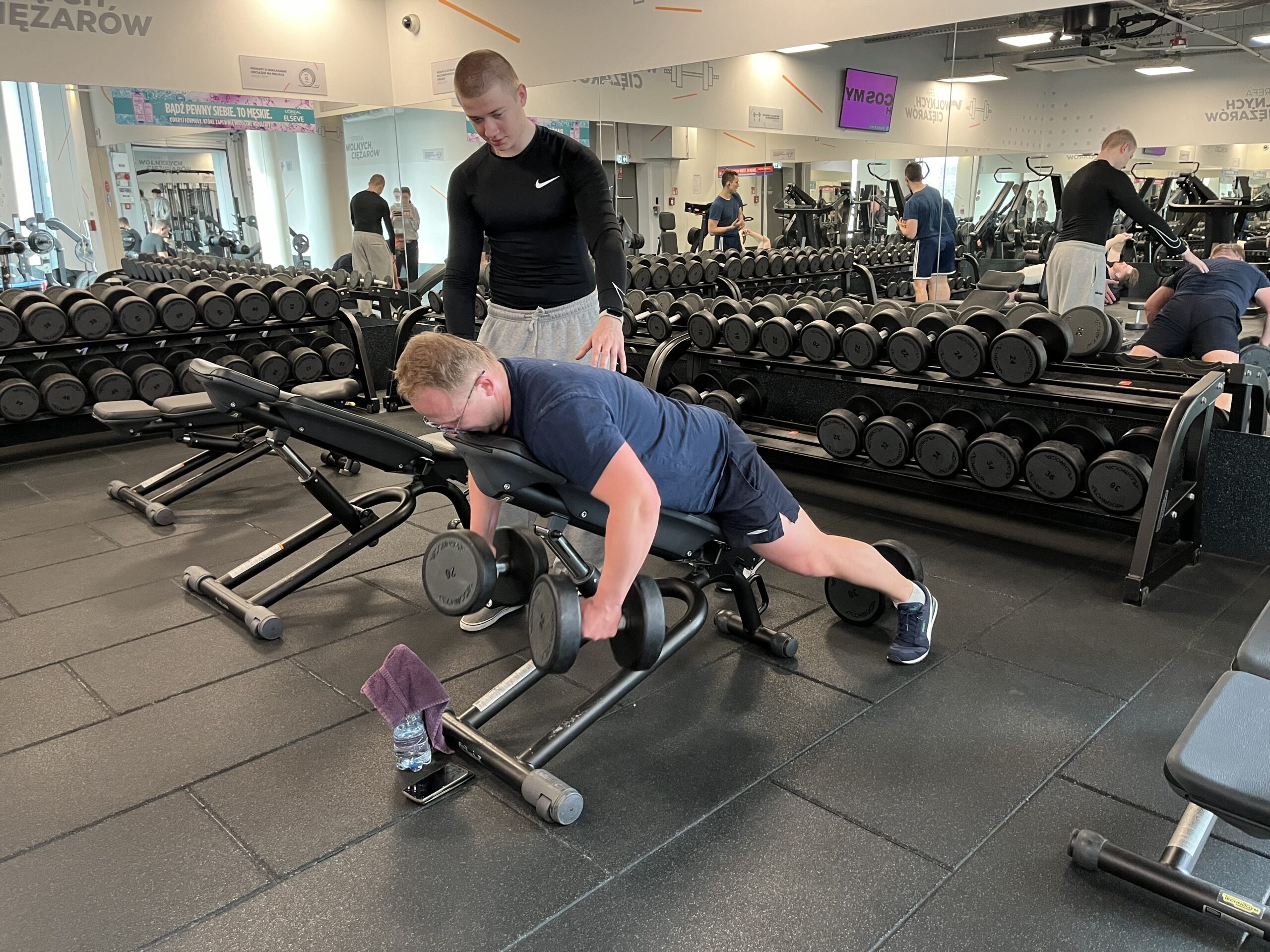 Read more about the article FBW dla facetów 25+ – najprostszy system treningowy, który działa zawsze