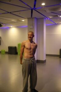 Read more about the article Jak zrzucić brzuch po 40 – mężczyzna, który je „niewiele”, ale nadal tyje