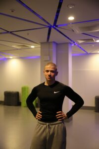 Read more about the article Sen a brzuch u mężczyzn – jak 5–6 godzin snu niszczy formę po 25