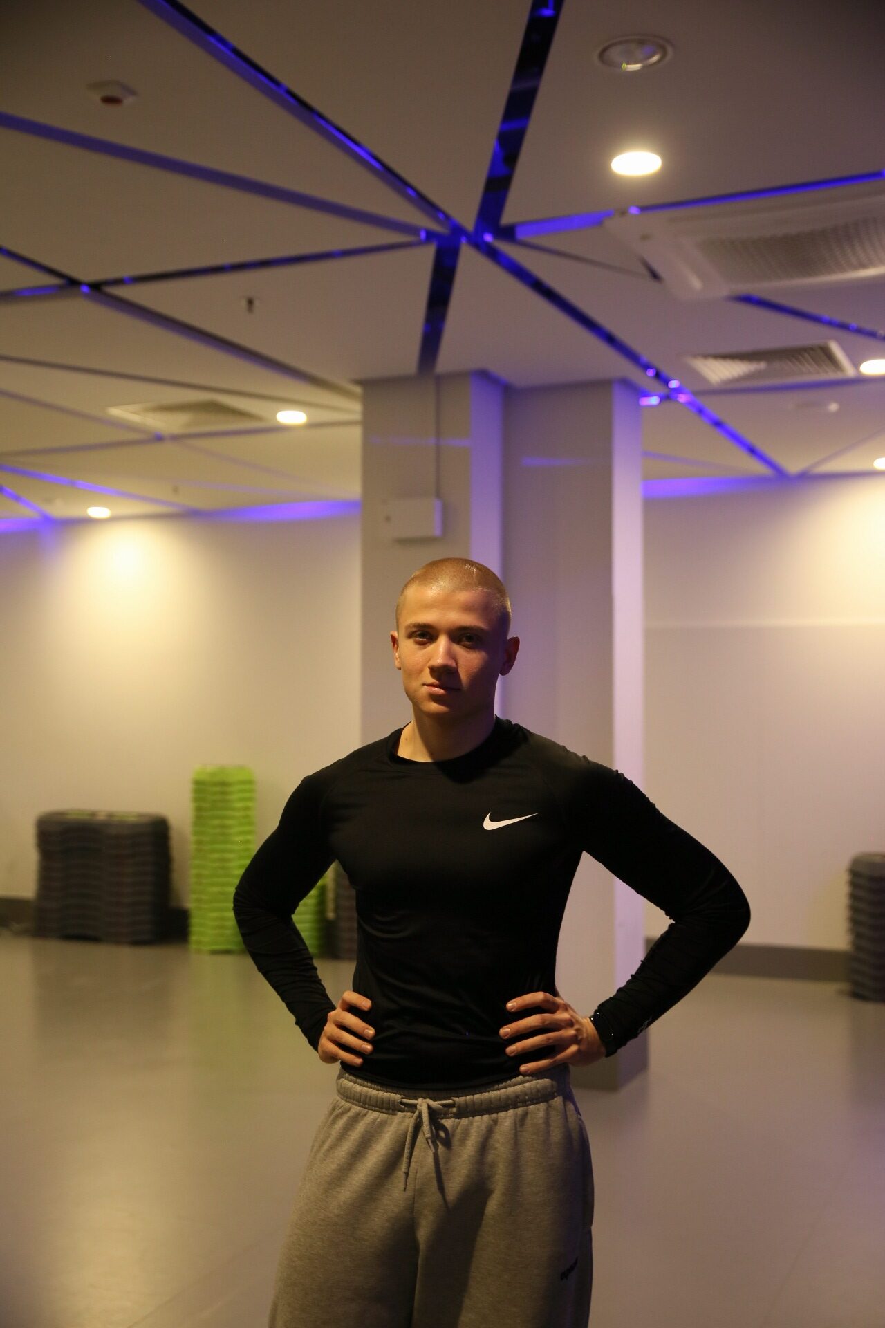 Read more about the article Sen a brzuch u mężczyzn – jak 5–6 godzin snu niszczy formę po 25